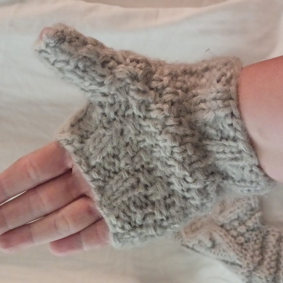 Hat and mitten set - Picture 6 of 8